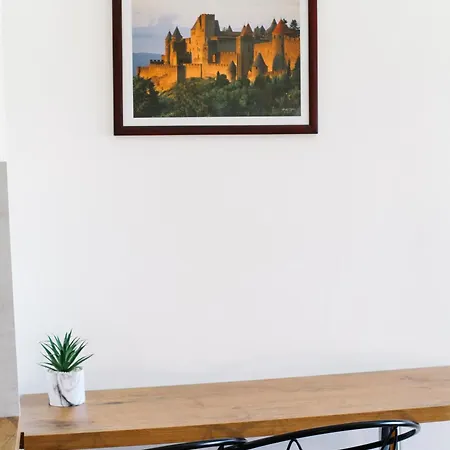 Avec Parking Vue Sur La Cité De Carcasona